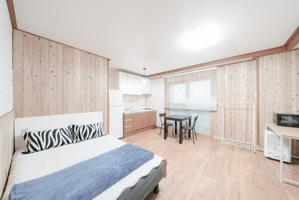 '[제주시] *제주탐라도서관 옆* 푸른숲의 여유와 아늑함이 가득한 [하우스 1층 꽃뜰룸]'의 숙소 대표 사진