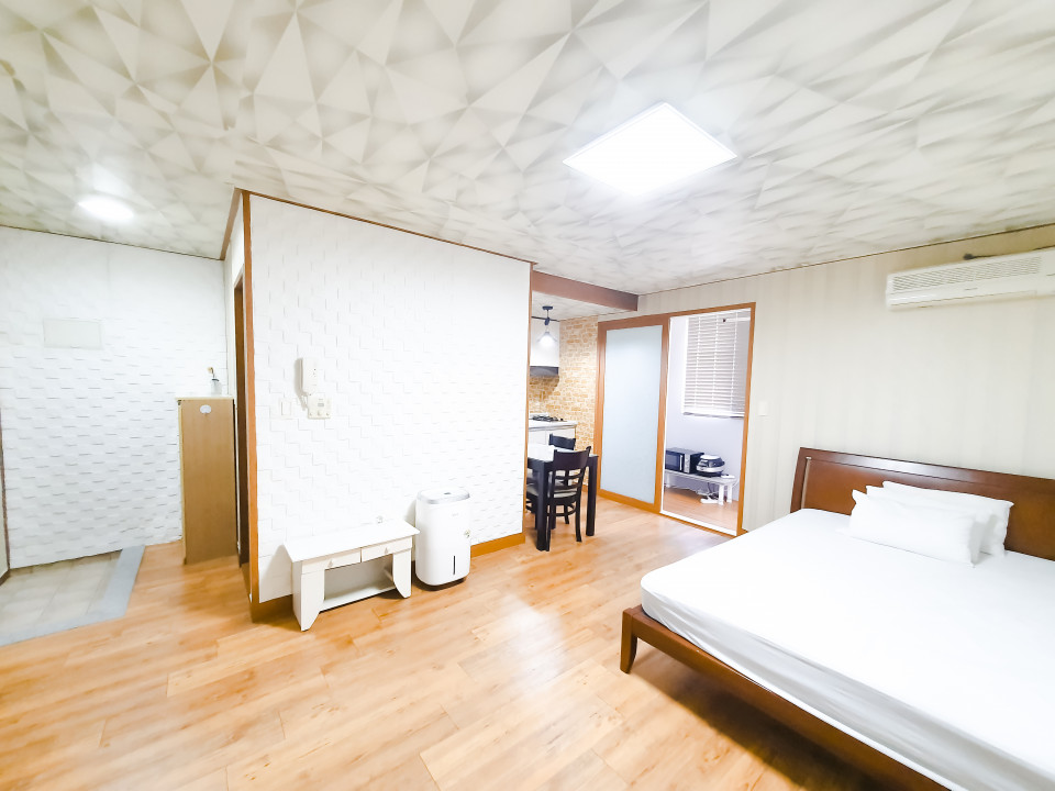 '[제주시] *제주탐라도서관 옆* 푸른숲의 여유와 아늑함이 가득한 [하우스 산뜰룸]'의 숙소 대표 사진